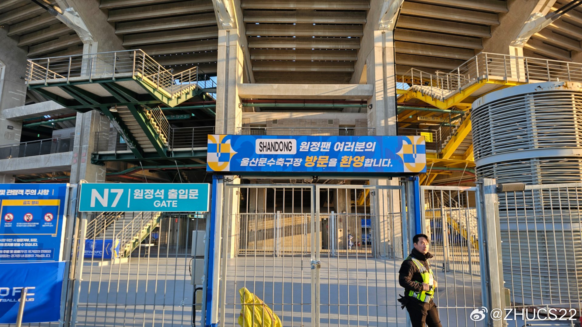 博主：蔚山現(xiàn)場(chǎng)工作人員、轉(zhuǎn)播車、安保在準(zhǔn)備撤場(chǎng)，場(chǎng)外一片安靜
